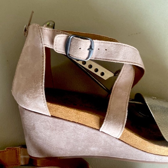 LUCKY BRAND |‎  Karston Wedge Beige Suede Sandal | Size 8.5/39 - Picture 13 of 14